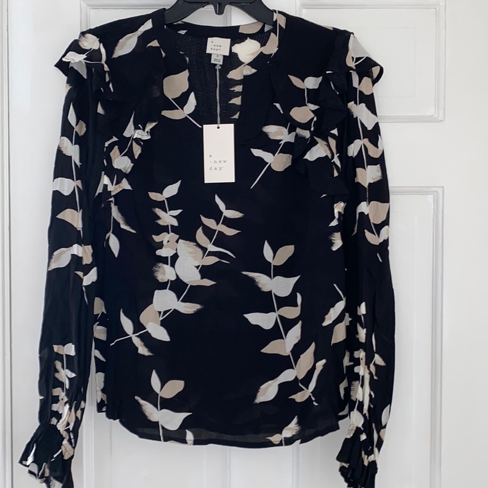 A new day size small black floral ruffle top nwt